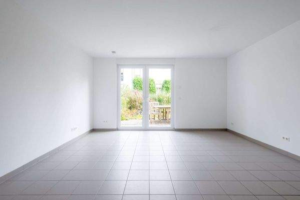 Wohnbereich mit Zugang zum Balkon