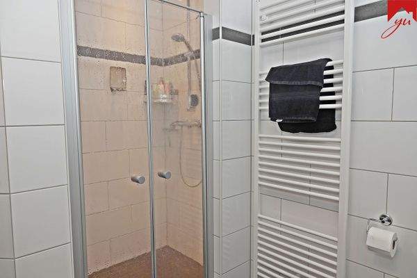 Badezimmer mit Dusche