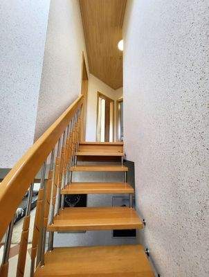Buchentreppe vom EG ins OG
