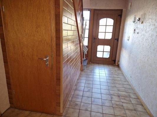 Eingangsbereich und Treppe nach oben sowie Abstellkammer