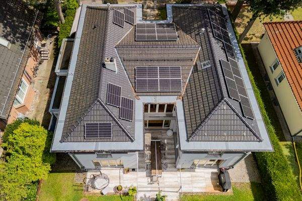 Moderne Photovoltaikanlage auf dem Dach