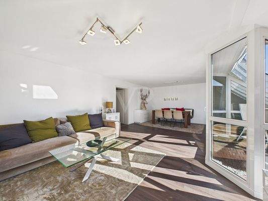 Wohn-/ Esszimmer mit Süd-Balkon