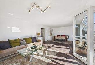 Wohn-/ Esszimmer mit Süd-Balkon