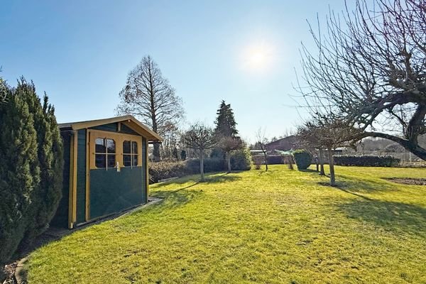 mit Holzgartenhaus