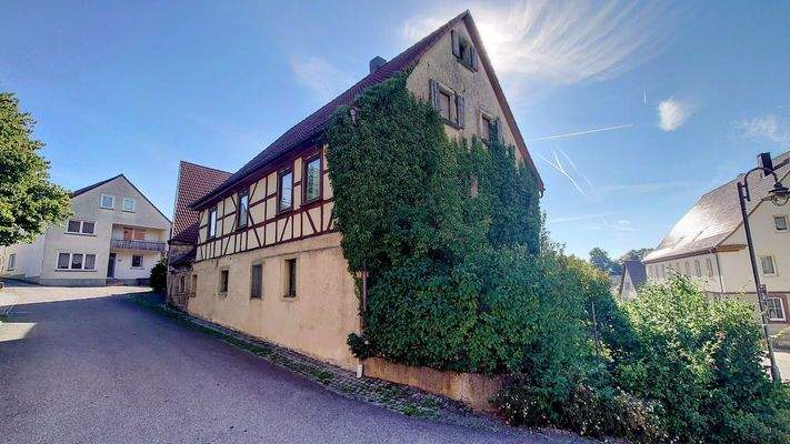 Garten mit Hausansicht