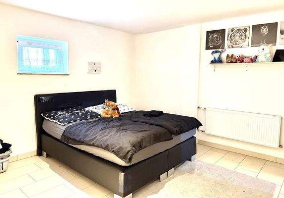 großzügiges Schlafzimmer