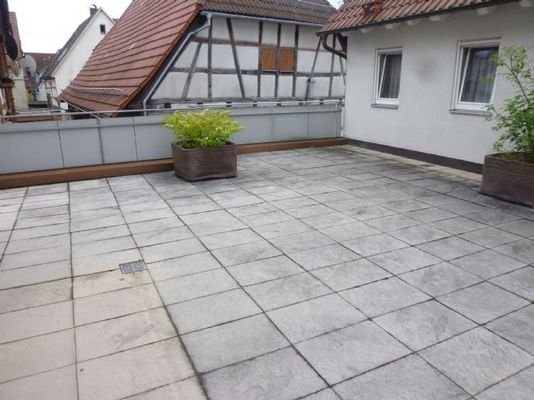 Große gemeinschaftliche Dachterrasse