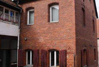 Haus Rückseite mit Hof und Eingangsbereich