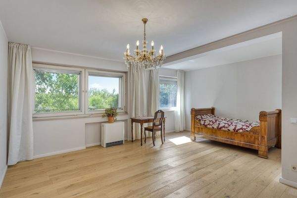 Großes Schlafzimmer mit Gartenblick