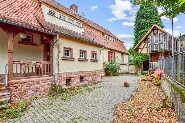 WGH 1 - Hofansicht und Nebengebäude