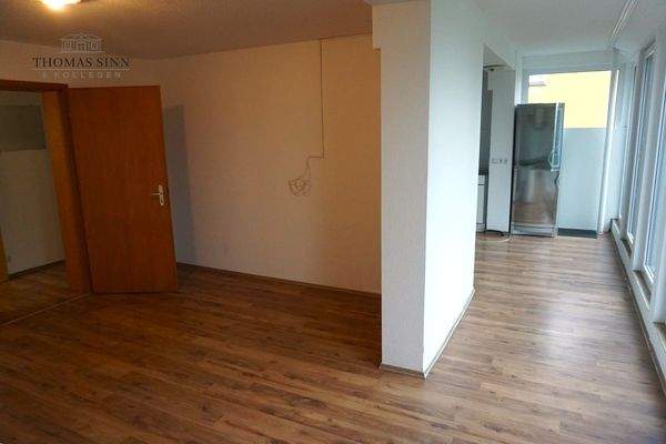 OG: Wohnzimmer mit Zugang zur Küche