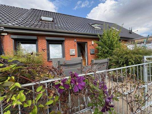 Hauseingang und Sonnige Terrasse der Obergeschosswohnung– Ihr neuer Lieblingsplatz im Freien