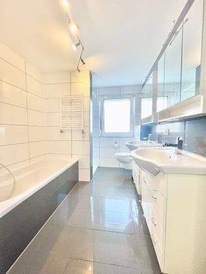 Badezimmer mit Dusche und Badewanne