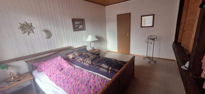 Schlafzimmer mit Einbauschrank