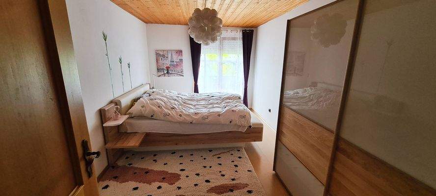 Schlafzimmer 2 OG.jpg