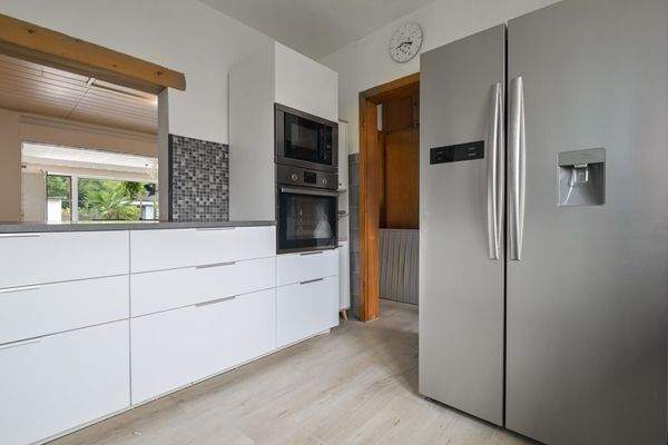 Blick von Küche in Wohnzimmer