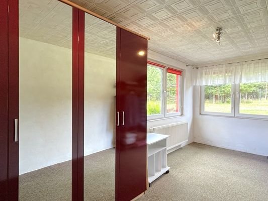 helles Gästezimmer mit Blick in den Garten