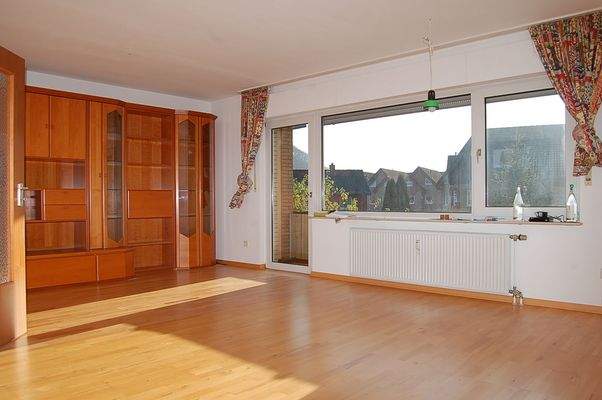 05 Wohnzimmer mit Ausgang Balkon.JPG