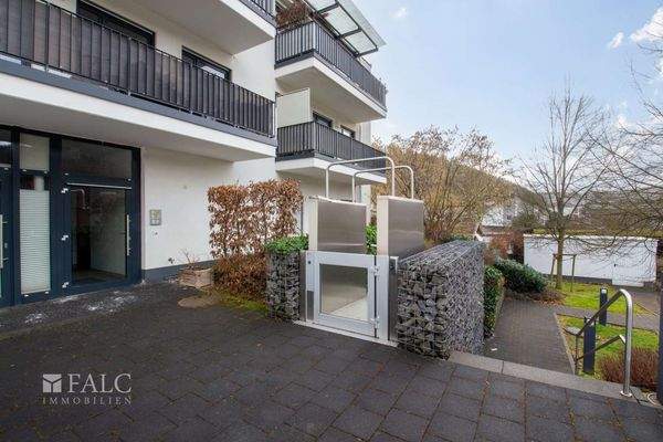 Hintereingang mit Fahrstuhl