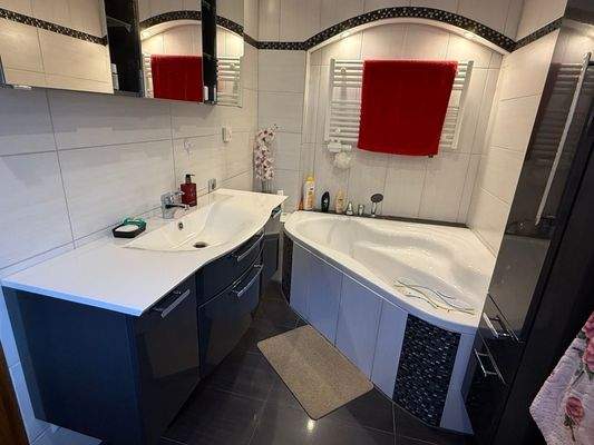 Badezimmer mit Eckbadewanne EG 