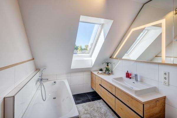 Vollbad mit Wanne und Fenster