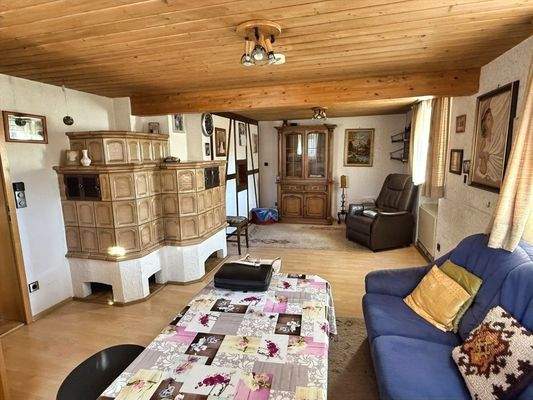 Gemütliches Wohnzimmer mit Kachelofen