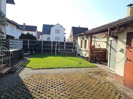 5268 - Rasenfläche im Hof