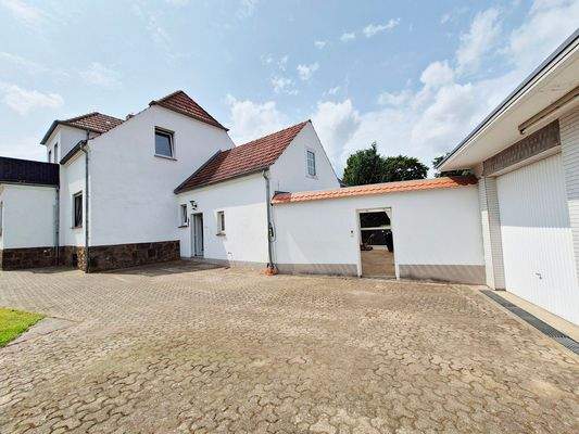Hof mit Doppelgarage