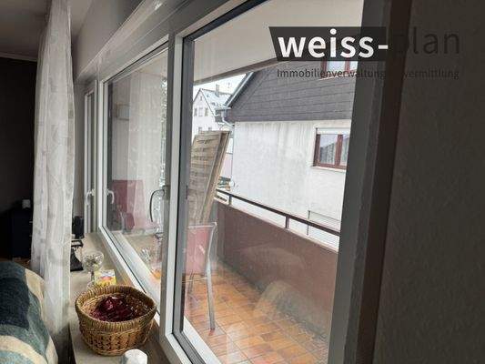 Wohnzimmer mit Blick auf Balkon 3