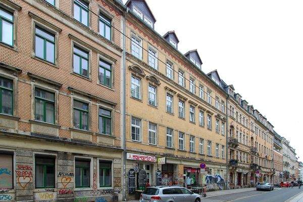 Straßenzug mit geschlossener Bebauung
