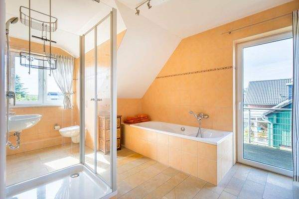 Badezimmer mit Balkonzugang DG