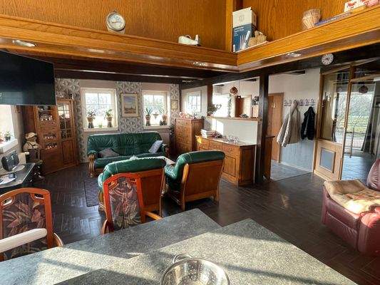 Blick in den Wohnzimmer- und Eingangsbereich