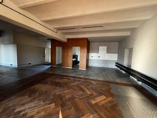 Loftfläche mit Blick auf WC und Küche