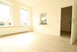 Wohnzimmer mit Durchreiche zur Küche