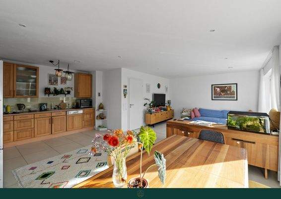 Küche mit Wohn- und Essbereich