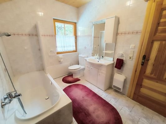 Bad mit WC, Badewanne und Wellnessbereich OG