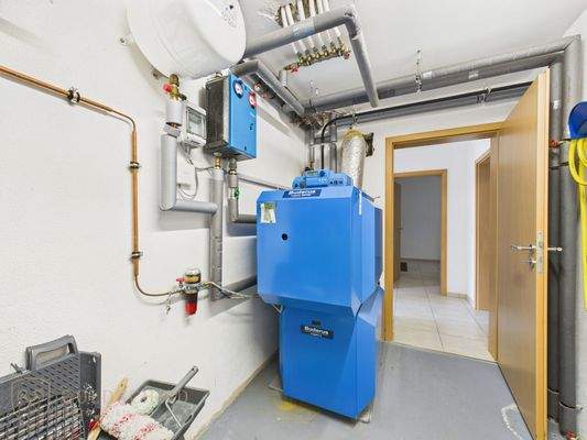 Heizraum mit moderner Heizungsanlage