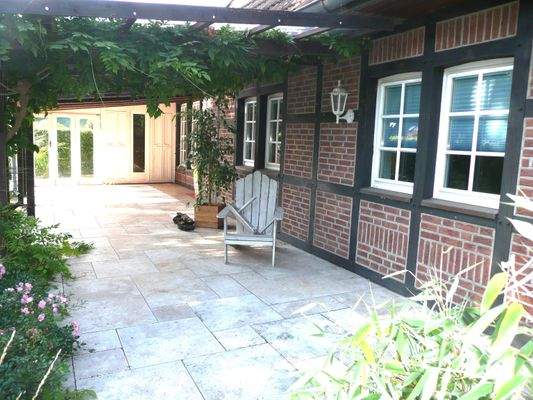 mit ausladender Überdachung 