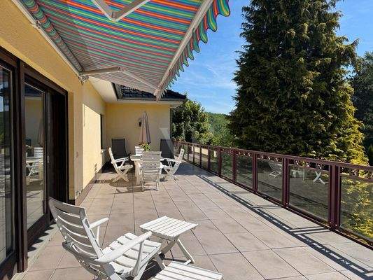 EG-Terrasse im Sommer