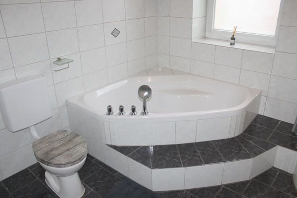 ... mit Wanne und Fenster