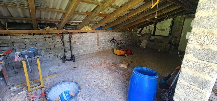 kleine Scheune mit Zugang ins Haus.jpg