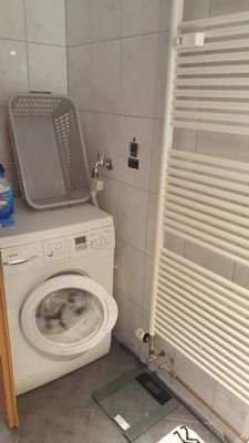 Waschmaschine und Handtuchwärmer im Bad