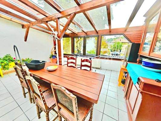 Wunderschöner Wintergarten mit tollem Blick