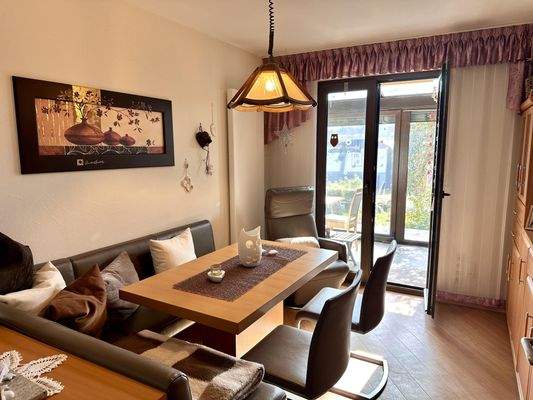 Essplatz mit Zugang zum Wintergarten