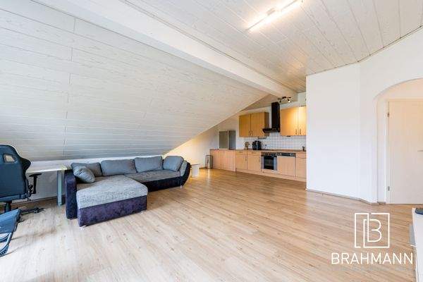 Wohn- und Essbereich mit Sicht auf die Küche