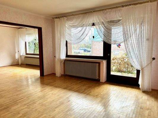 Wohn- und Esszimmer mit Zugang zur Terrasse