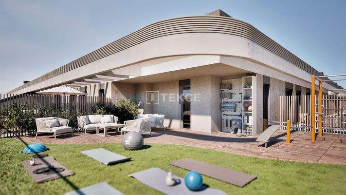 Bright Homes with a Pool in the University Area in Málaga