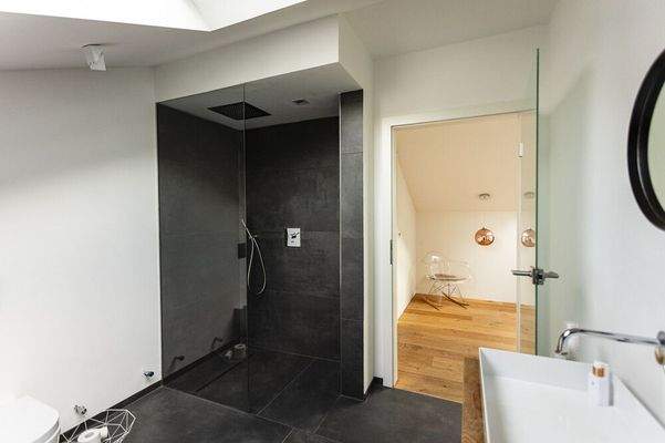 Badezimmer mit Dusche und WC (DG)