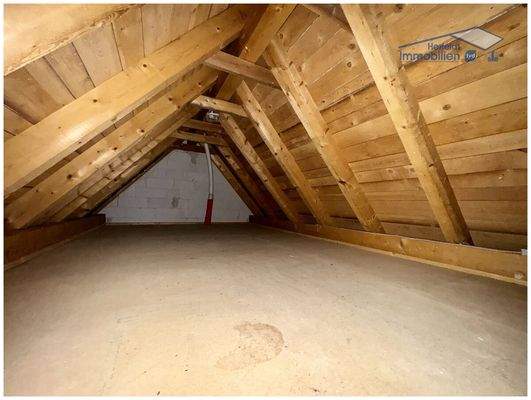 Zusätzlicher Stauraum im Dachspeicher (Wohnhaus)