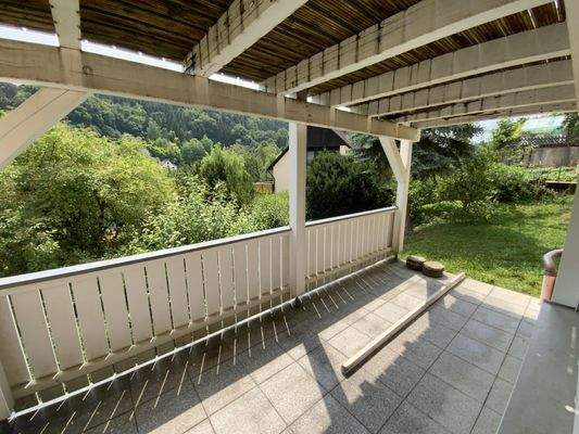 Terrasse unterhalb Balkon